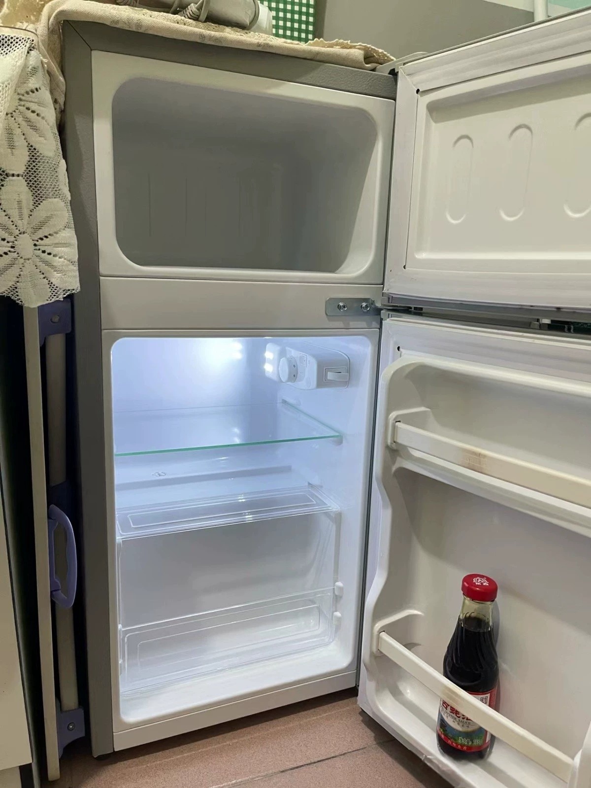 【闲置冰箱】出一台自用租房小冰箱，一两个人一起用没问题，功能全部正常，外观有一些瑕疵磕碰 美的申花迷你小冰箱全新未拆封冷藏冷冻小型家用公寓租房办公室三天一度电节